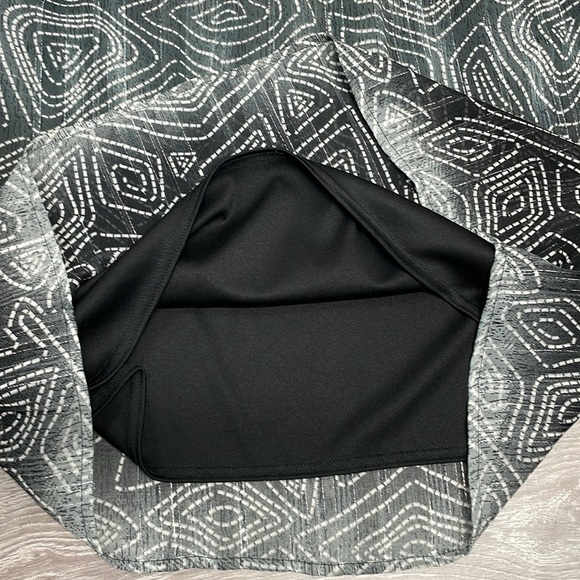 Dressbarn Layered Flutter Sleeve V-Neck Blouse Geometric Print L - Picture 7 of 13